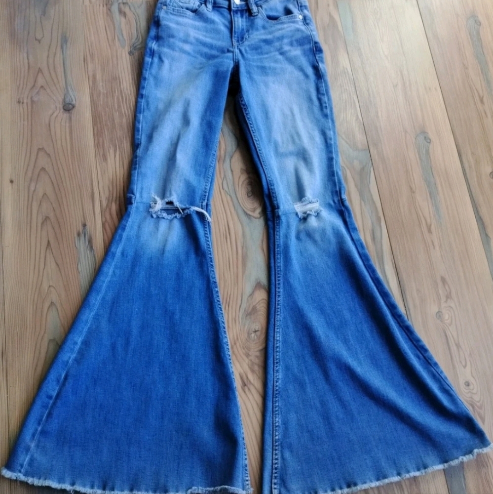 Shyanne Super Flare Women's Jeans feature a distressed knee design - Picture 4 of 12
